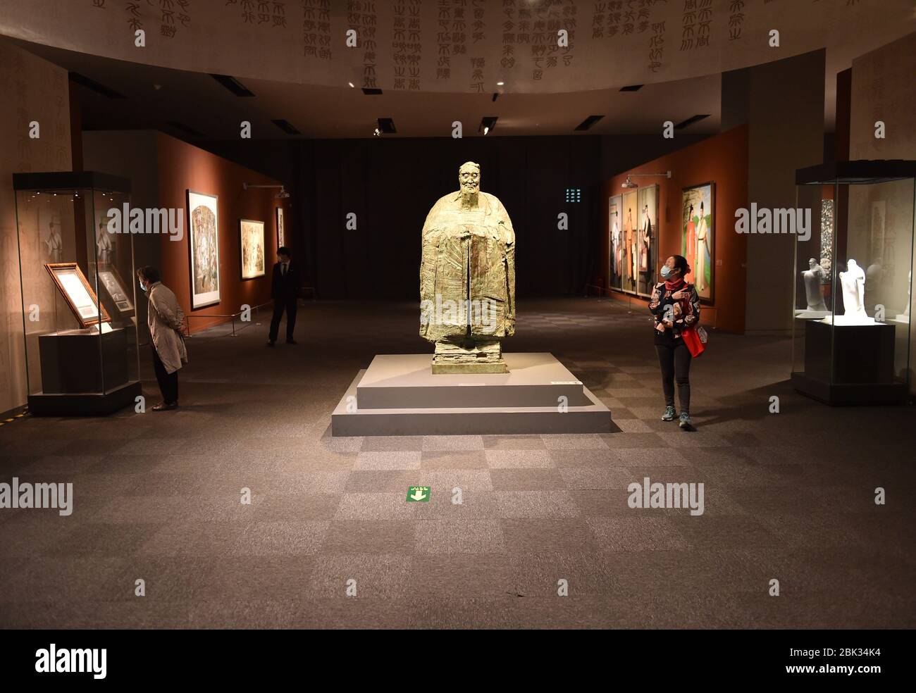 Pechino, Cina. 1° maggio 2020. La gente visita il Museo Nazionale della Cina a Pechino, Cina, 1 maggio 2020. I musei di Pechino hanno iniziato a riaprire da venerdì. Credit: Chen Zhonghao/Xinhua/Alamy Live News Foto Stock