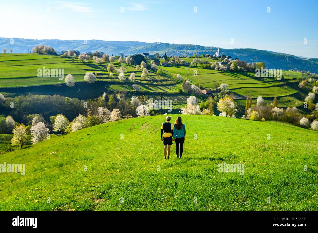 Uomo e donna datano insieme in verde bella natura di primavera Foto Stock
