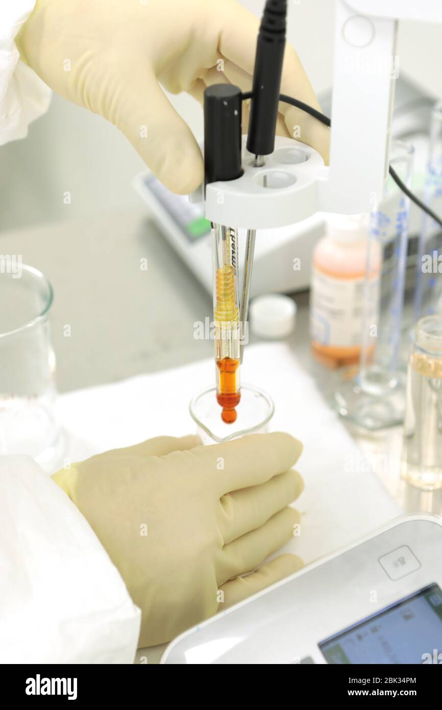 Un chimico conduce uno studio della rigidità della soluzione. Misurazione PH in laboratorio. Un dispositivo per la misurazione chimica del PH. Attrezzature moderne per Foto Stock