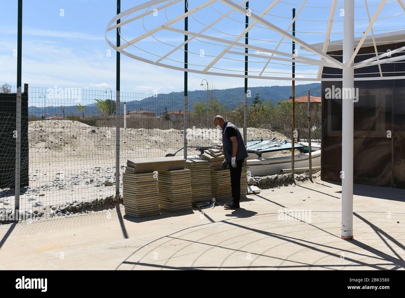 Corigliano-Rossano, alcuni stabilimenti balneari della Calabria, soprattutto sulle rive del Mar Ionio, hanno iniziato i lavori di ristrutturazione per essere pronti ad aprirsi per la stagione estiva proprio dietro l'angolo. La Regione Calabria ha autorizzato i lavori e tutti lavorano con maschere e guanti per evitare qualsiasi tipo di contagio da Coronavirus (COVID-19). 01/05/2020, Corigliano-Rossano, Italia Foto Stock