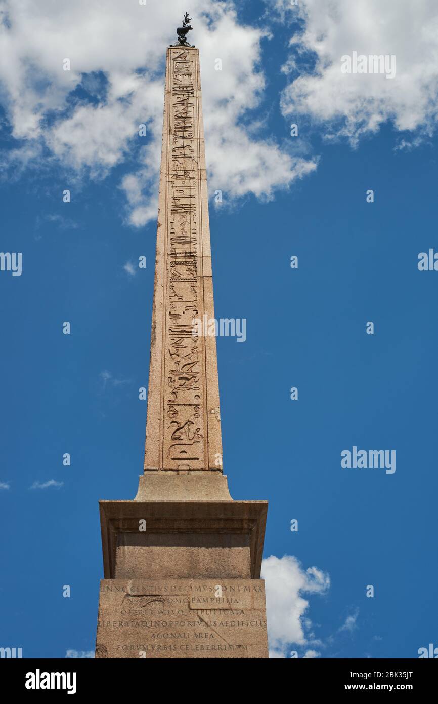 Particolare dell'obelisco nella centrale Piazza Navona con cielo blu con nuvole sullo sfondo Foto Stock