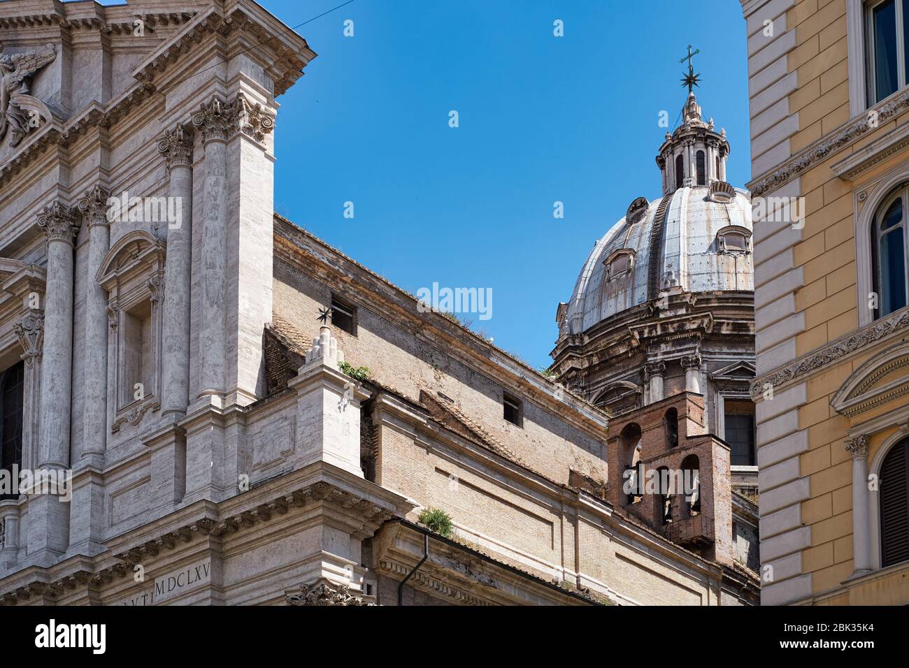 Particolare dell'antica chiesa di Roma con colonne e cupola Foto Stock