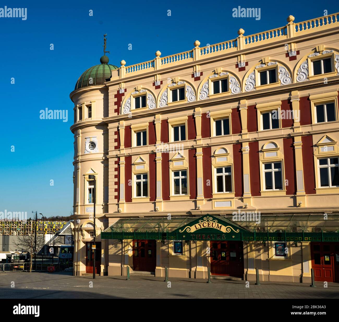 Teatro Lyceum con appartamenti Park Hill sullo sfondo Foto Stock