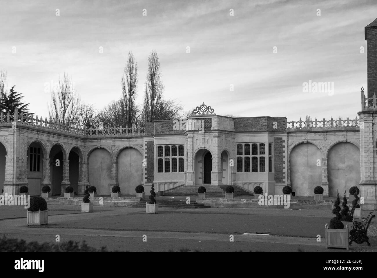 Rovine dell'architettura Jacobean Old Country House Holland Park Red Brick Stone Palace Holland House, Kensington, Londra W8 7QU di John Thorpe Foto Stock