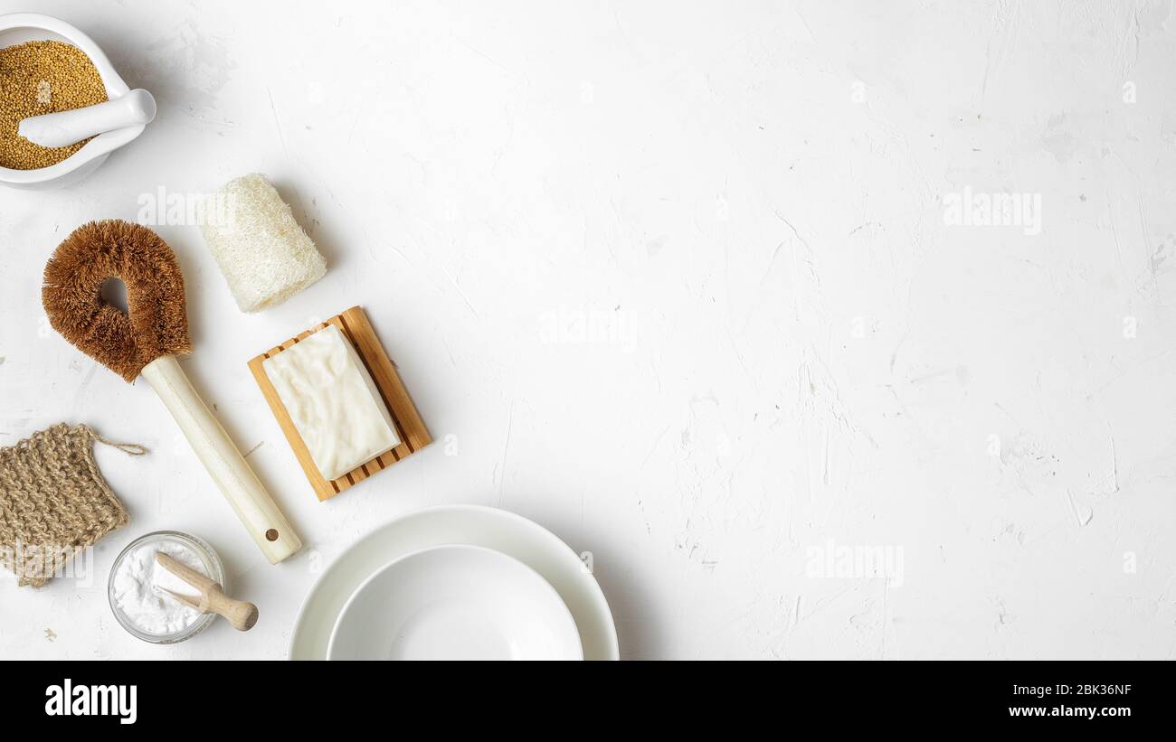 Set di prodotti Zero per il lavaggio sostenibile delle stoviglie, spugna Luffa, lavastoviglie Vegan sapone solido, spazzola con setole di cocco, scrubber biodegradabile, so Foto Stock