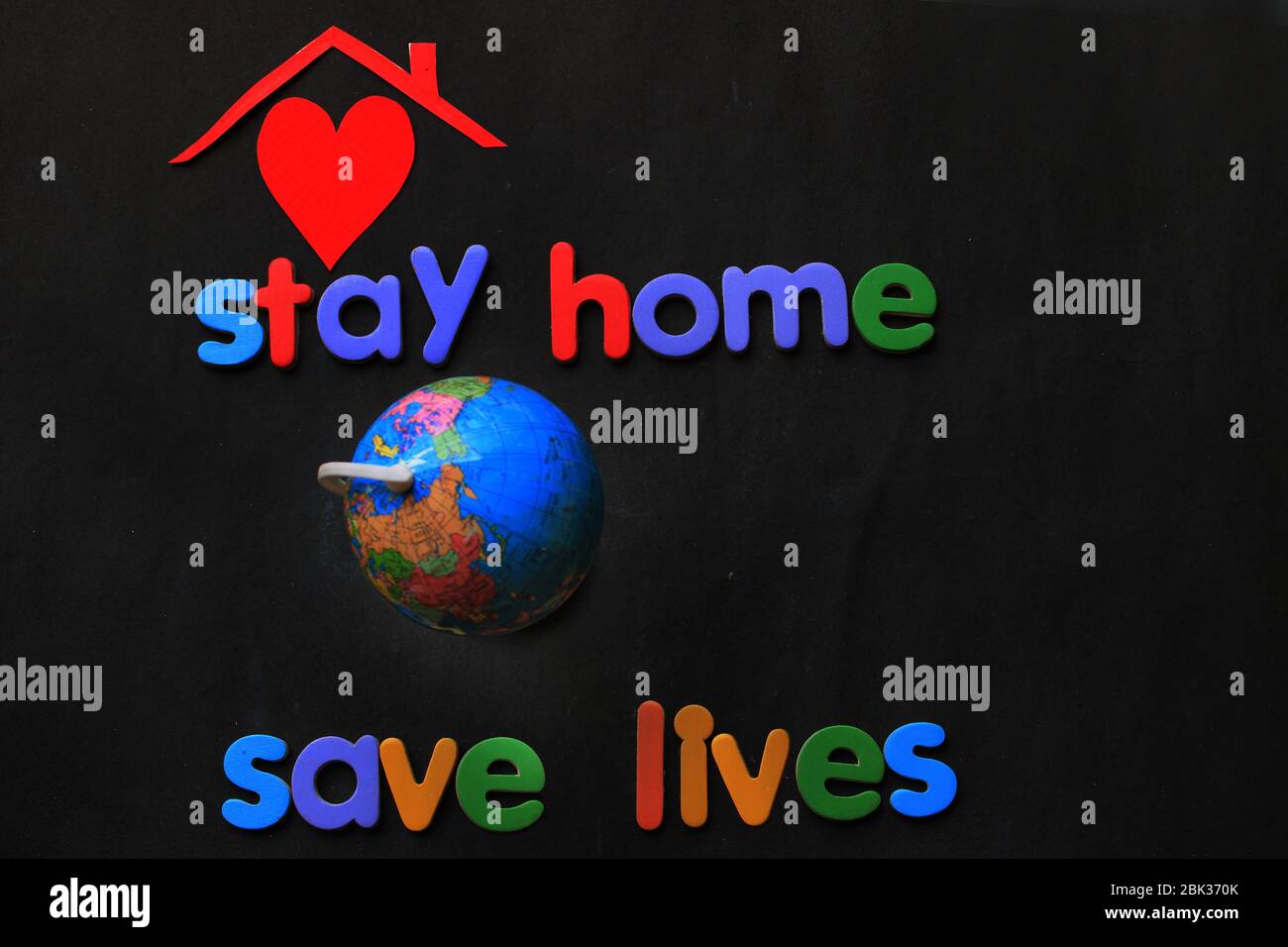 `Stornate a casa, salvate vite` slogan a causa della epidemia di Coronavirus in tutto il mondo. Coronavirus Covid-19, frase motivazionale di quarantena. Foto Stock