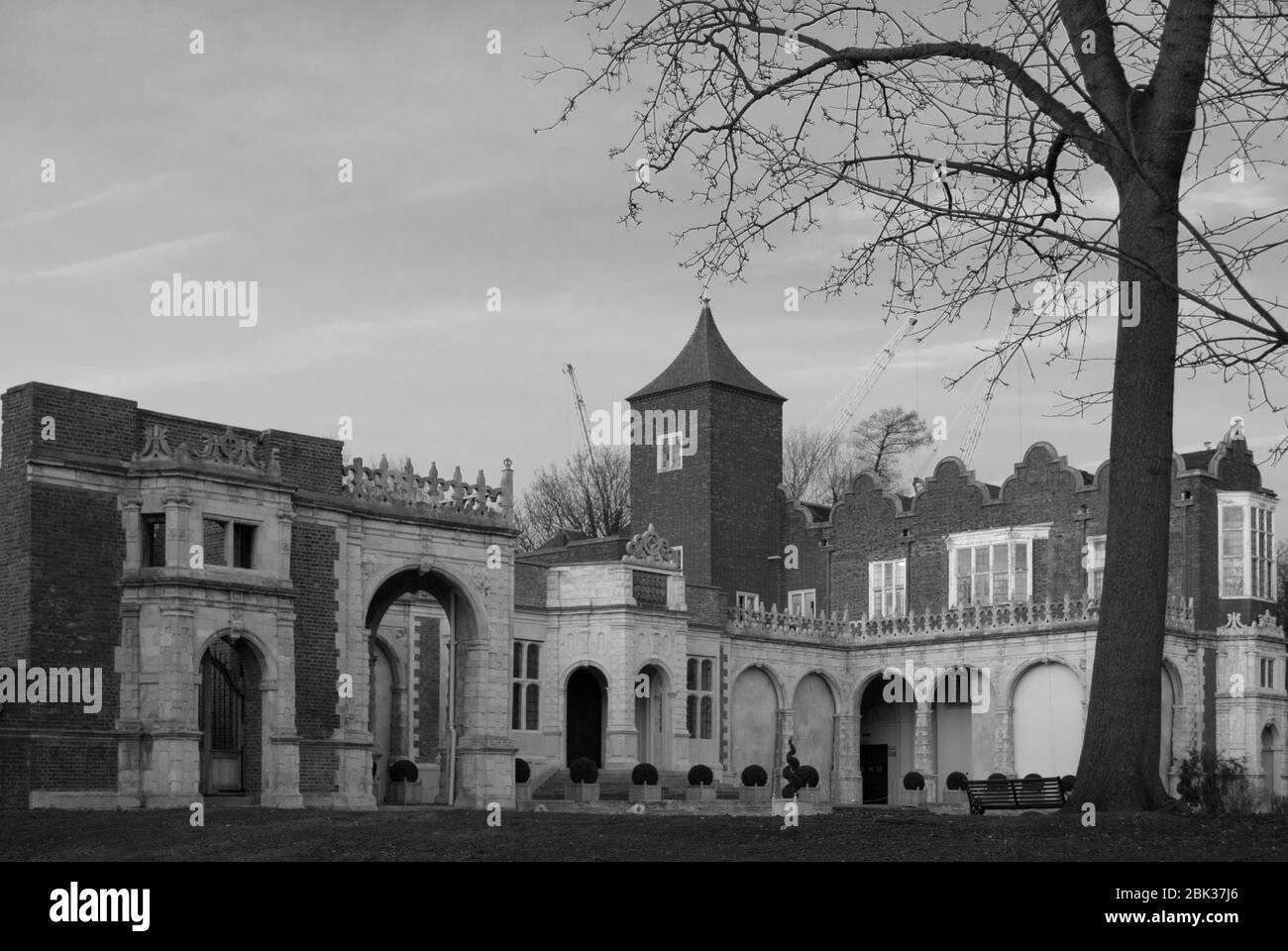 Rovine dell'architettura Jacobean Old Country House Holland Park Red Brick Stone Palace Holland House, Kensington, Londra W8 7QU di John Thorpe Foto Stock