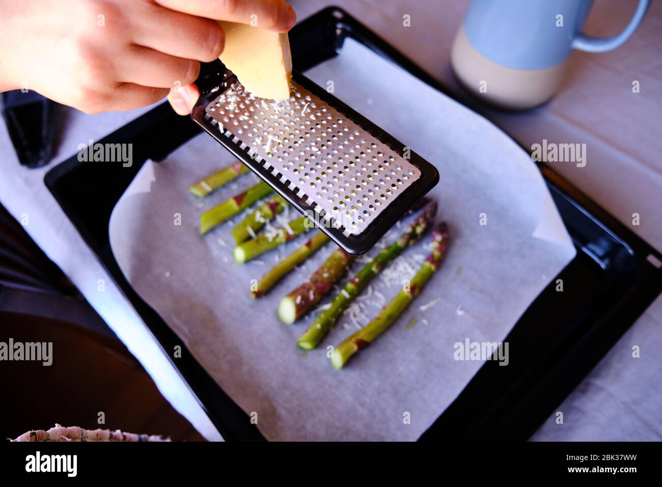 Asparagi cotti su teglia con condimento e olio d'oliva Foto Stock