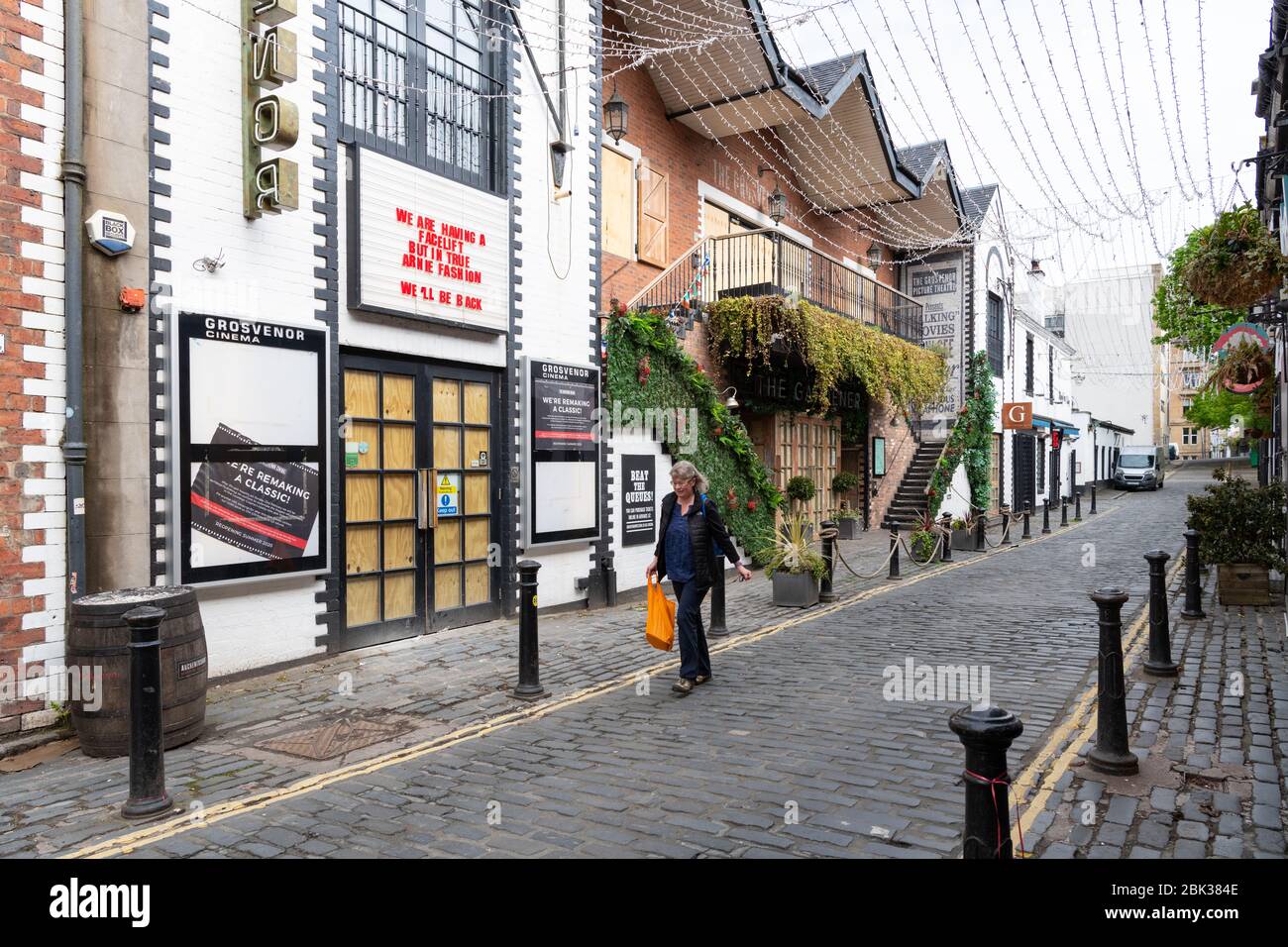 Glasgow, Scozia, Regno Unito. 1° maggio 2020. Blocco dei coronavirus nel West End di Glasgow. Un acquirente cammina giù un accerito Ashton Lane Credit: Kay Roxby/Alamy Live News Foto Stock