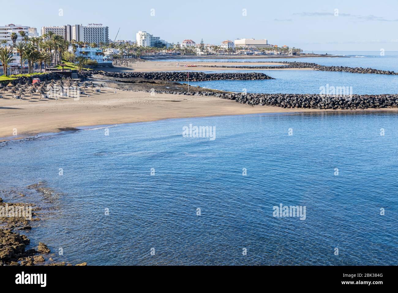 Spiagge vuote di Playa de Troya nelle zone turistiche di Costa Adeje, Tenerife, Isole Canarie, Spagna Foto Stock