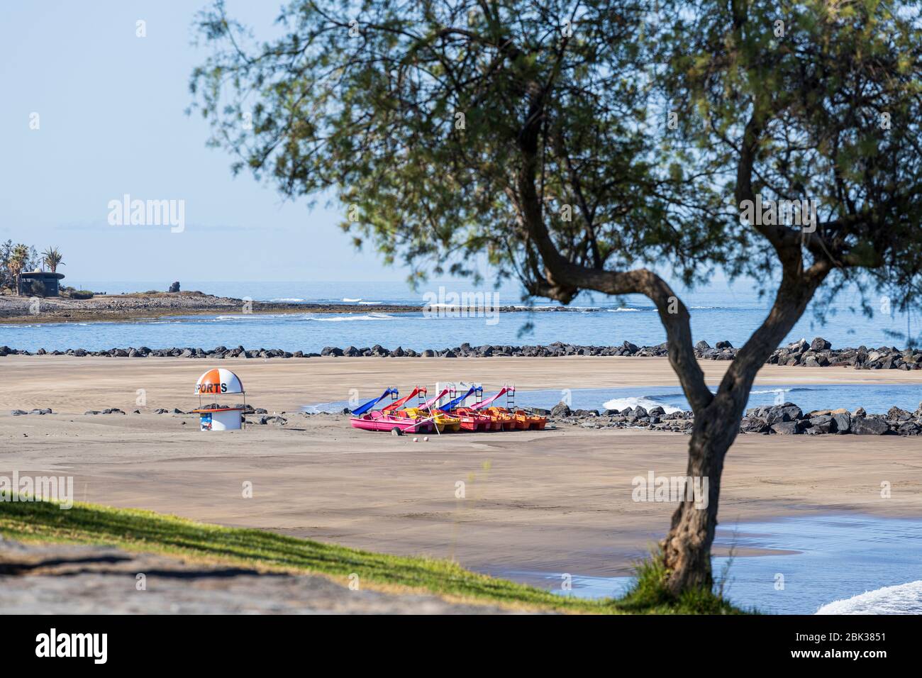 Spiagge vuote di Playa de Troya nelle zone turistiche di Costa Adeje, Tenerife, Isole Canarie, Spagna Foto Stock