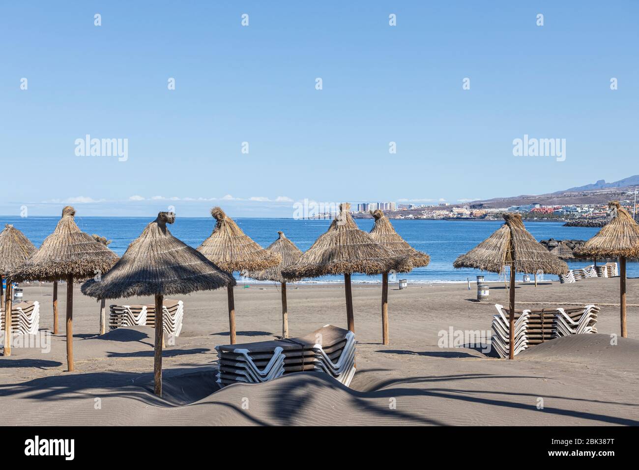 Spiagge vuote di Playa de Troya nelle zone turistiche di Costa Adeje, Tenerife, Isole Canarie, Spagna Foto Stock