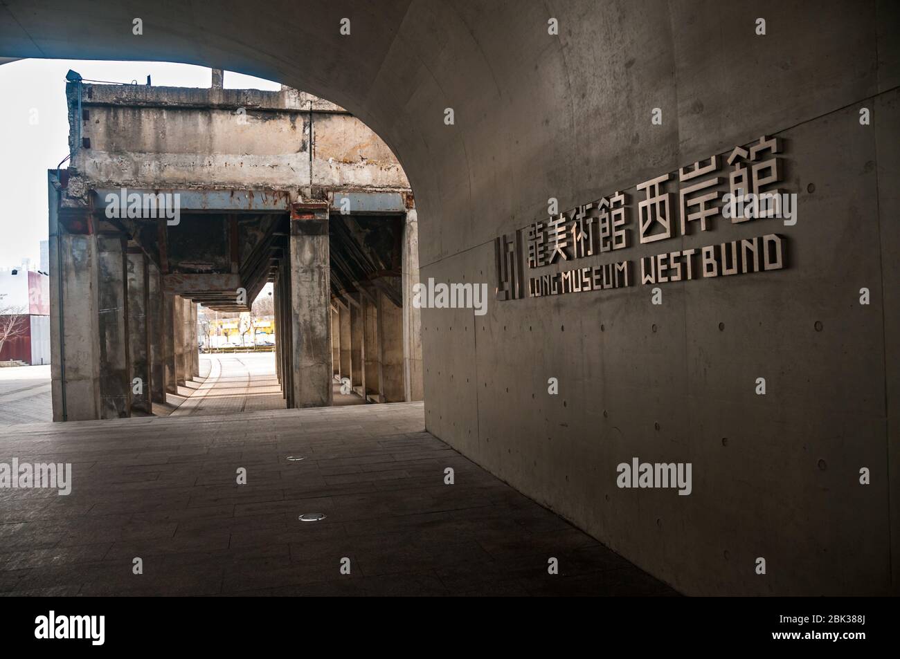 Segno per il museo lungo West Bund e negli anni cinquanta ponte per carico camion di carbone. Shanghai, Cina. Foto Stock