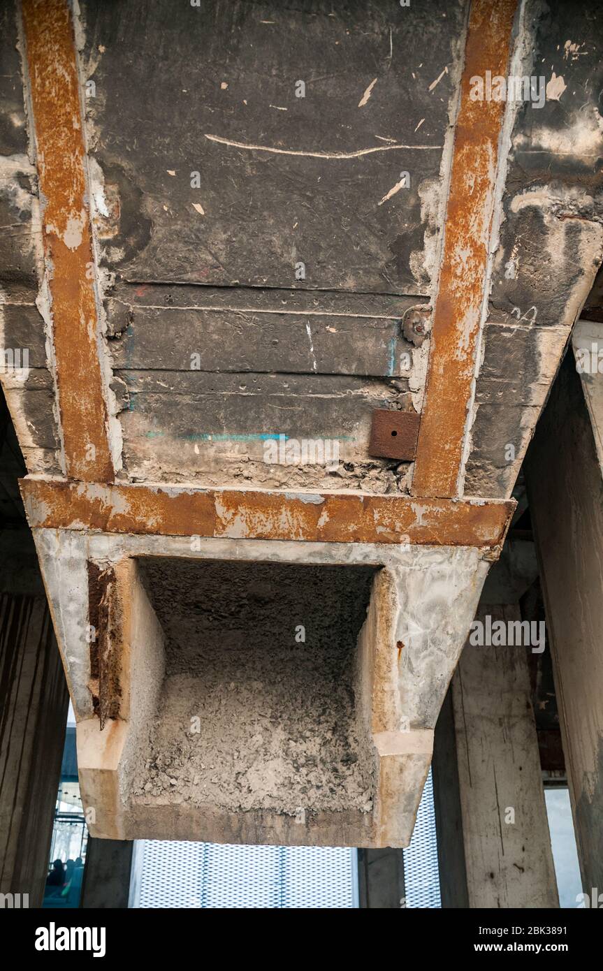 L'apertura di un shute per il caricamento del carbone in carri con il carbone scaricato dalle chiatte sul Fiume Huangpu conservato presso il Museo lungo West Bund. Shanghai, C Foto Stock