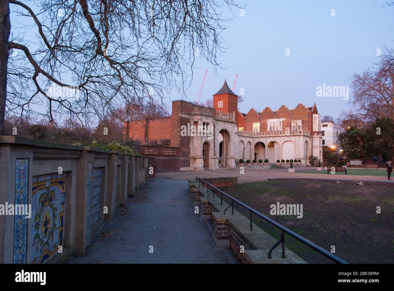 Rovine dell'architettura Jacobean Old Country House Holland Park Red Brick Stone Palace Holland House, Kensington, Londra W8 7QU di John Thorpe Foto Stock