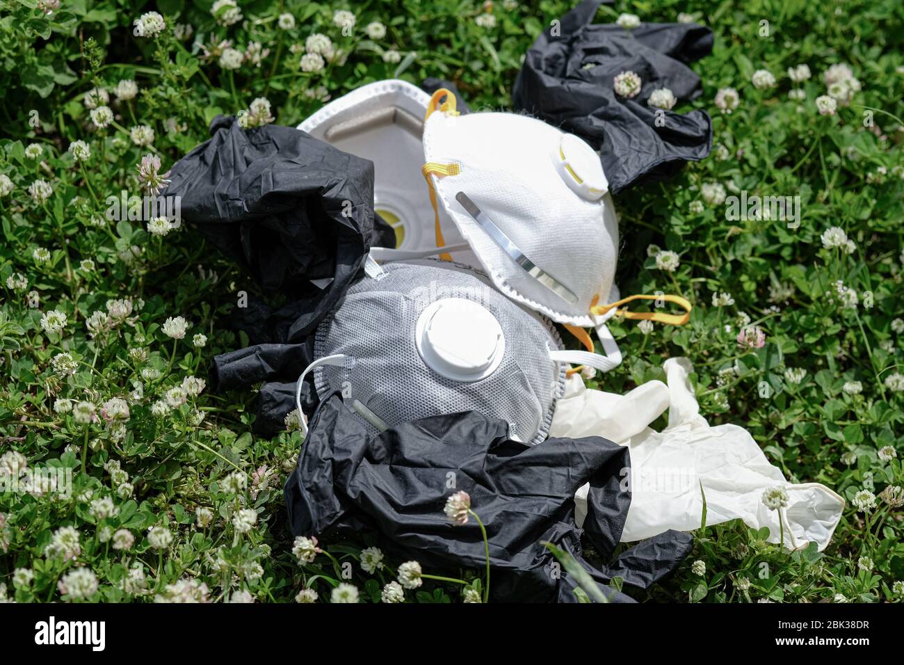 Maschera medica ffp2 e guanti protettivi rifiuti rifiuti rifiuti rifiuti su erba terreno.covid coronavirus malattia inquinamento da rifiuti Foto Stock