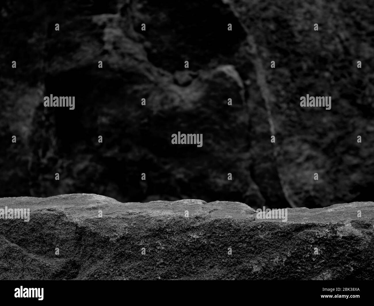 Un ripiano da roccia per un'esposizione del prodotto, che mostra la texture dura del minerale su uno sfondo sfocato Foto Stock