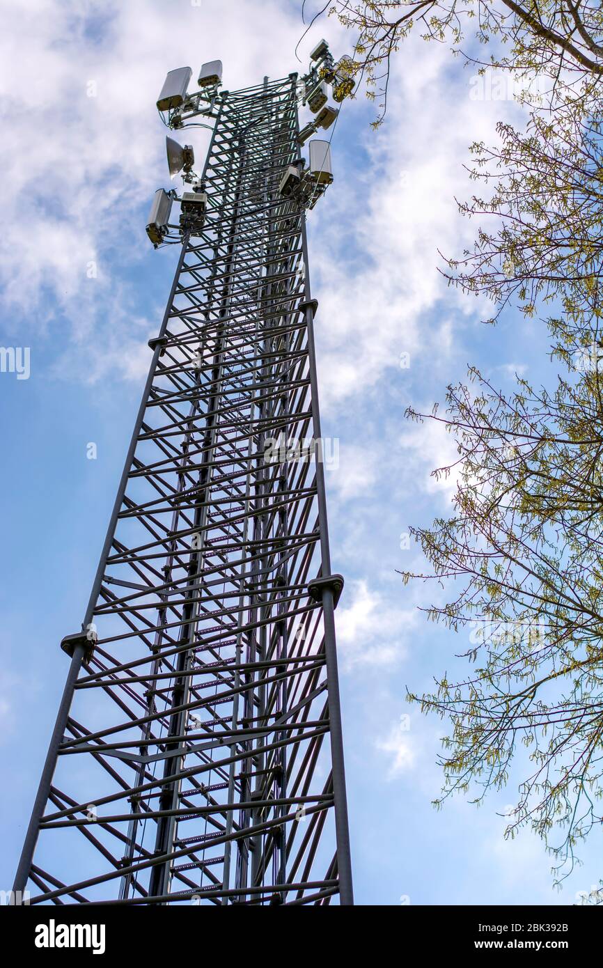 Torre di telecomunicazione della rete mobile della stazione base di antenna della rete cellulare 4G e 5G. Antenna di comunicazione wireless trasmettitore. Foto Stock