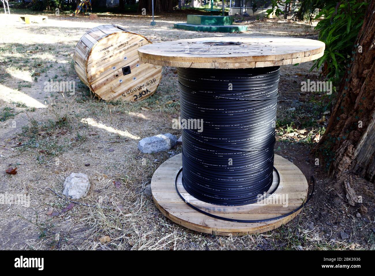 Antipolo City, Filippine - 30 aprile 2020: Rotoli di cavo elettrico di grado industriale in campo aperto. Foto Stock