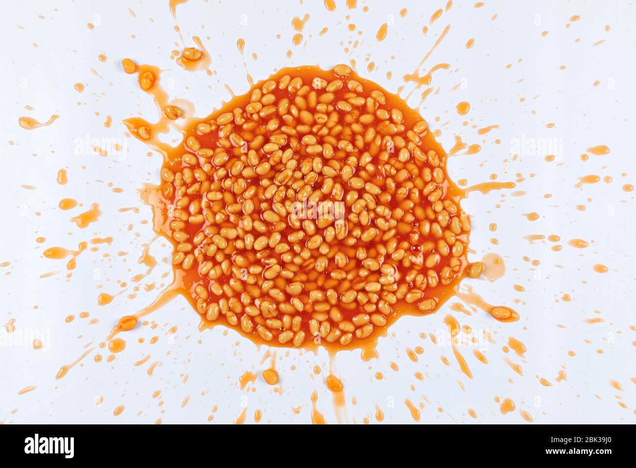 Fagioli al forno spappati in un pasticcio su uno sfondo bianco. Un'altra versione che include uno stagno vedere l'immagine ID 2BK39J8 Foto Stock