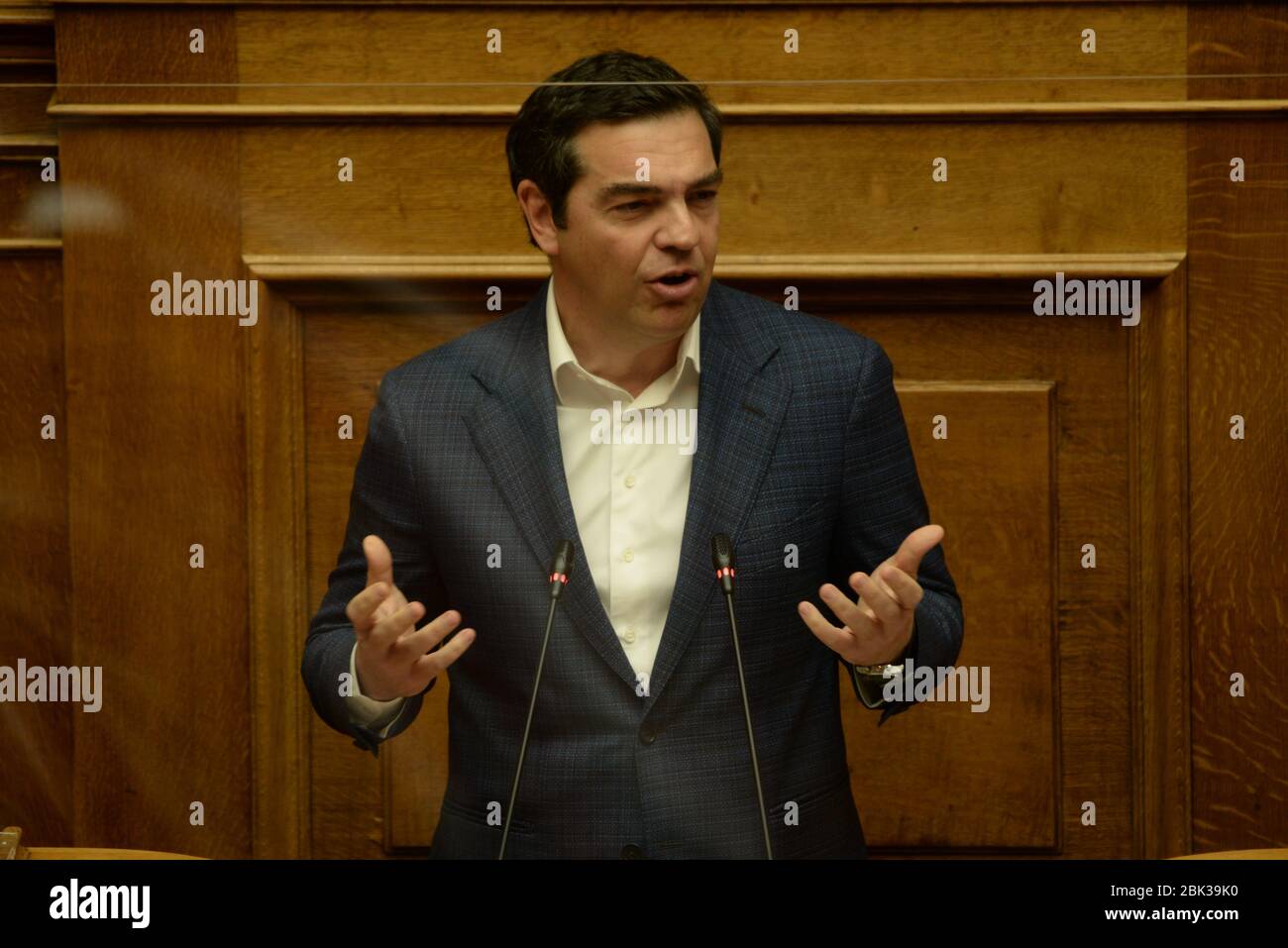 Presidente di SYRIZA Alexis Tsipras, durante il suo discorso al Parlamento ellenico sull'impatto economico di Covid-19, ad Atene, Grecia, il 30 aprile 2020. (Foto di Dimitrios Karvountzis/Pacific Press/Sipa USA) Foto Stock
