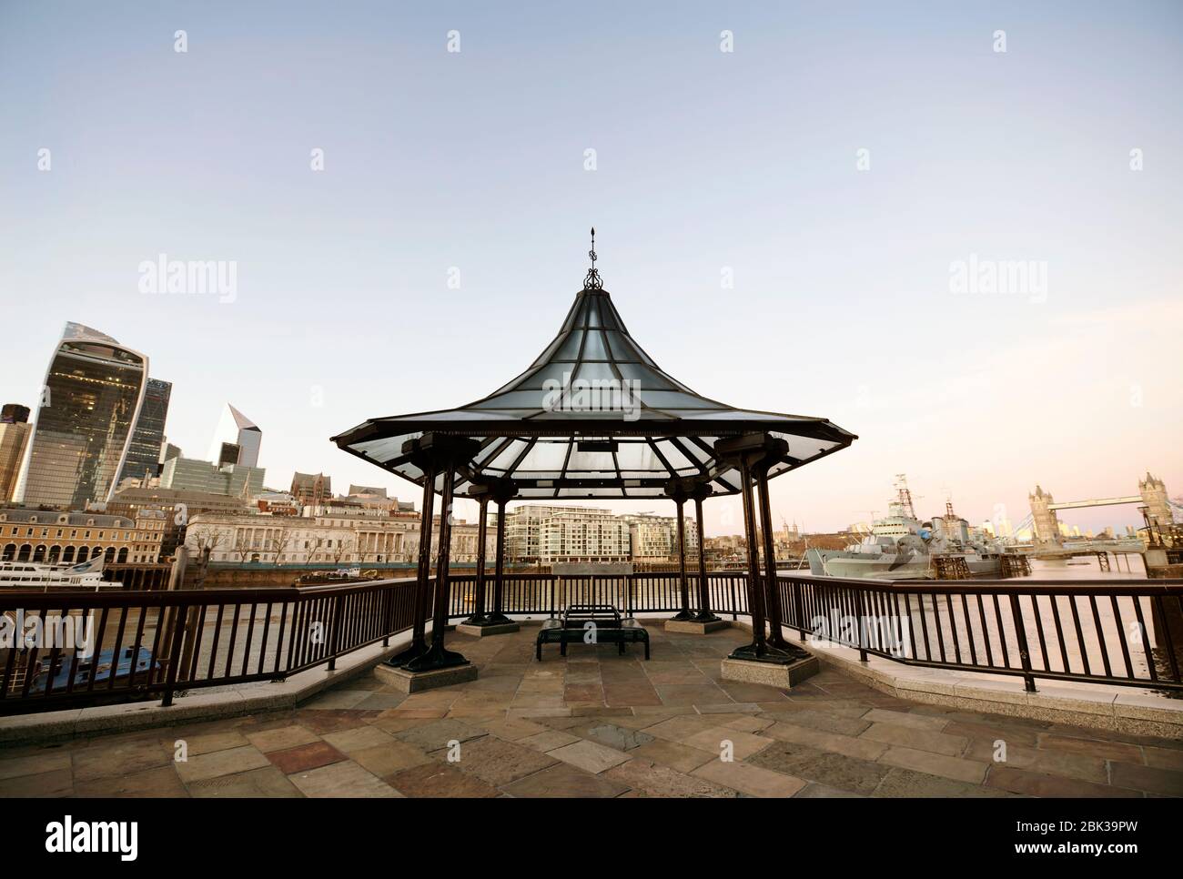 London Bridge City Pier con vista panoramica sul fiume nord. Tranquilla scena del tramonto durante il blocco. Londra, Regno Unito. Apr 2020 Foto Stock