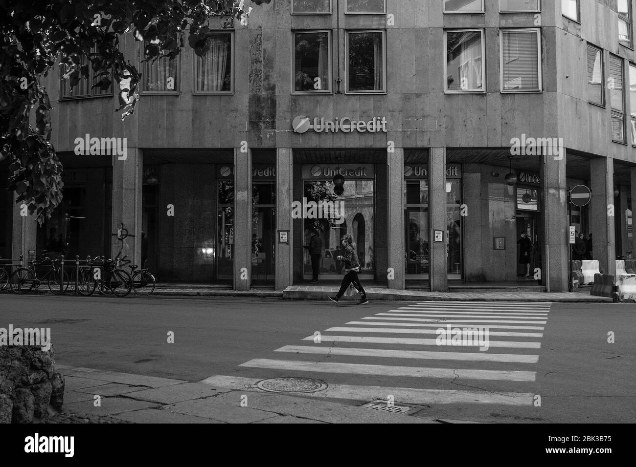 Cremona, Lombardia, Italia - 30 aprile - 1 maggio 2020 - persone in bicicletta a piedi cane a piedi nel centro durante il covid 19 blocco e crisi economica Foto Stock