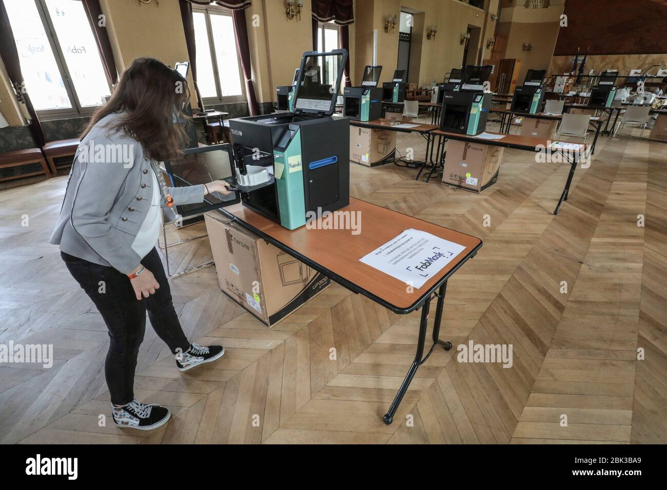 I VOLONTARI STANNO FACENDO LA MASCHERA DI STOFFA IN UN MUNICIPIO Foto Stock