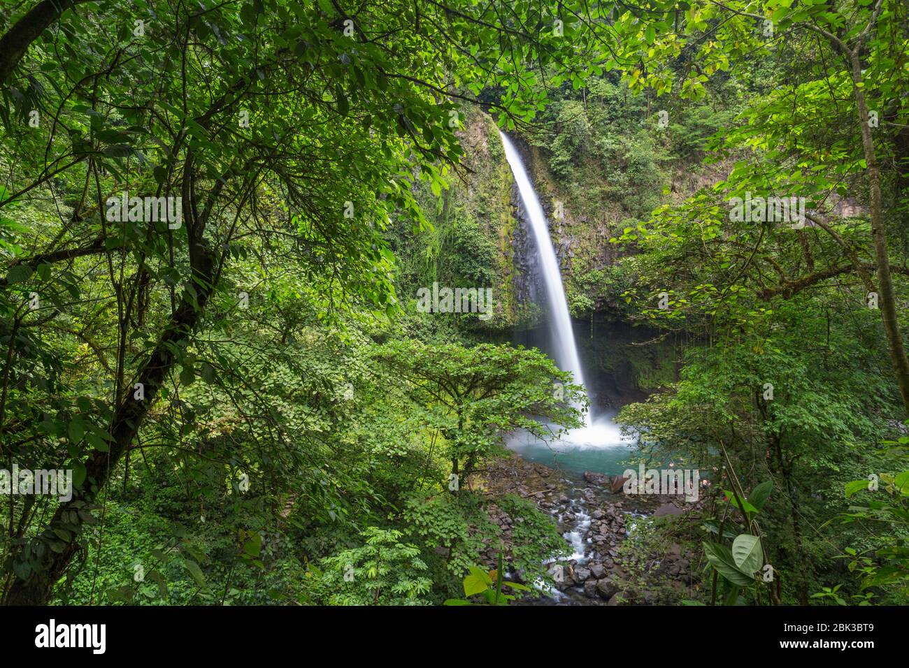 Vista della cascata la Fortuna incorniciata dalla foresta, provincia di Alajuela, Costa Rica Foto Stock