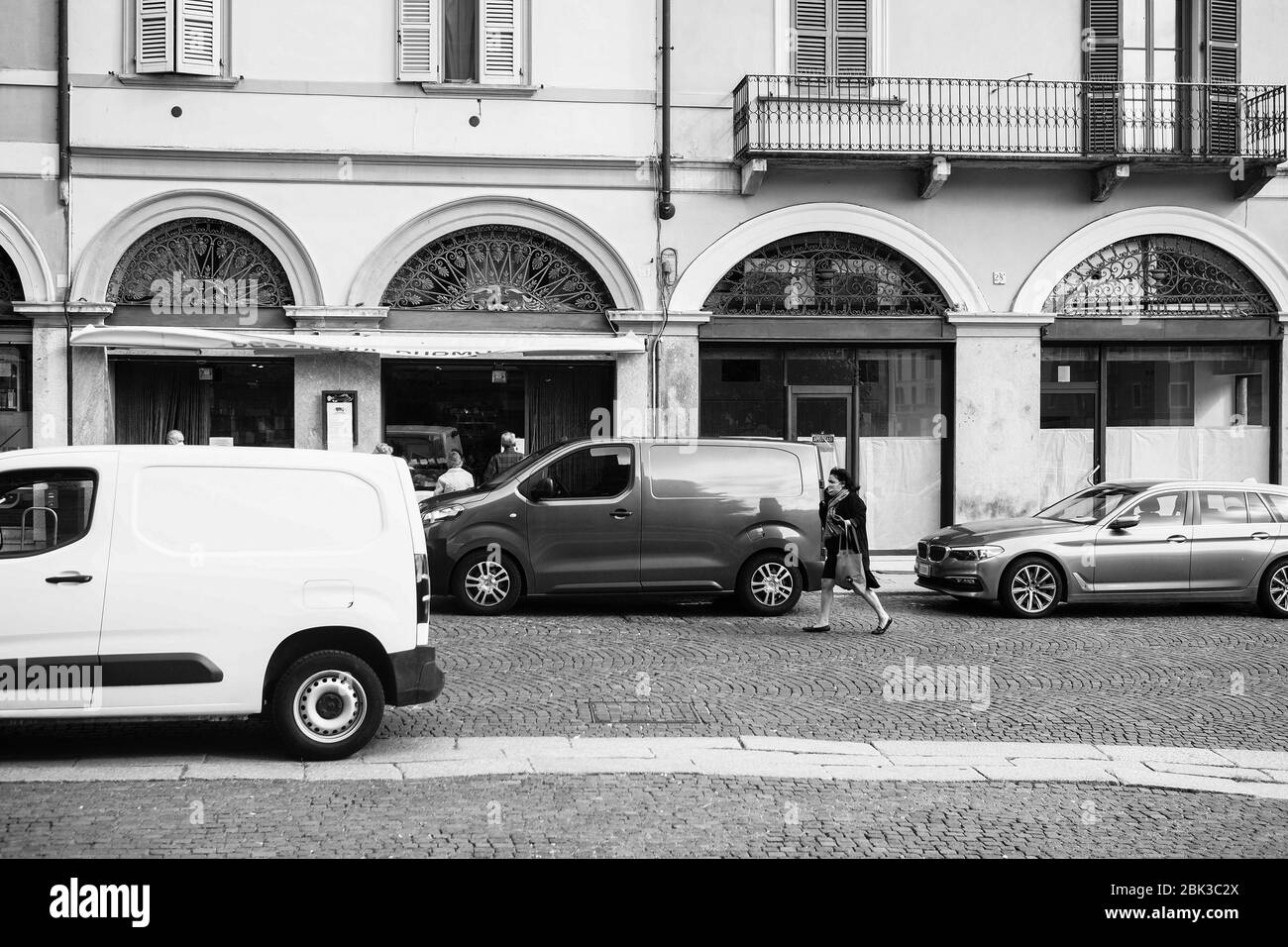 Cremona, Lombardia, Italia - 30 aprile - 1 maggio 2020 - persone in bicicletta a piedi cane a piedi nel centro durante il covid 19 blocco e crisi economica Foto Stock