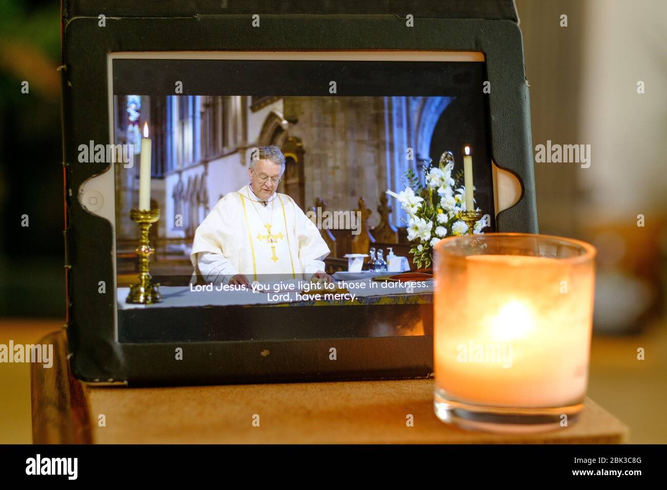 12.04.20 - i servizi della domenica di Pasqua vengono trasmessi in streaming online Foto Stock