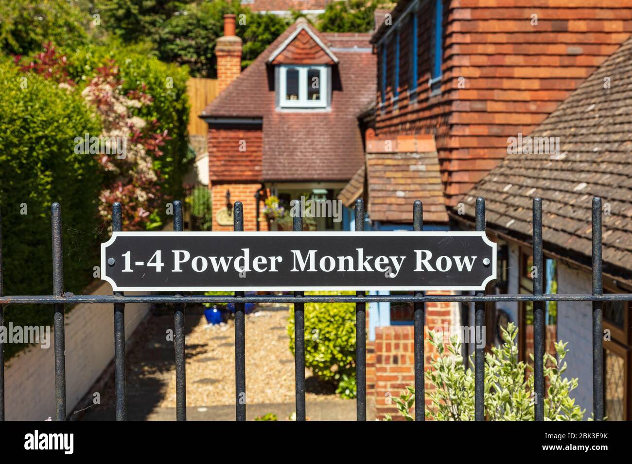 Casa segni per cottage in polvere Monkey Row, nel grazioso villaggio di Upnor, Kent, Regno Unito Foto Stock
