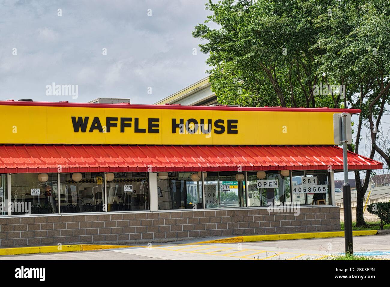 Waffle House situato sulla North Sam Houston Pkwy a Houston, Texas. Catena di ristoranti americani con principalmente localita' del Sud degli Stati Uniti. Fondata nel 1955. Foto Stock