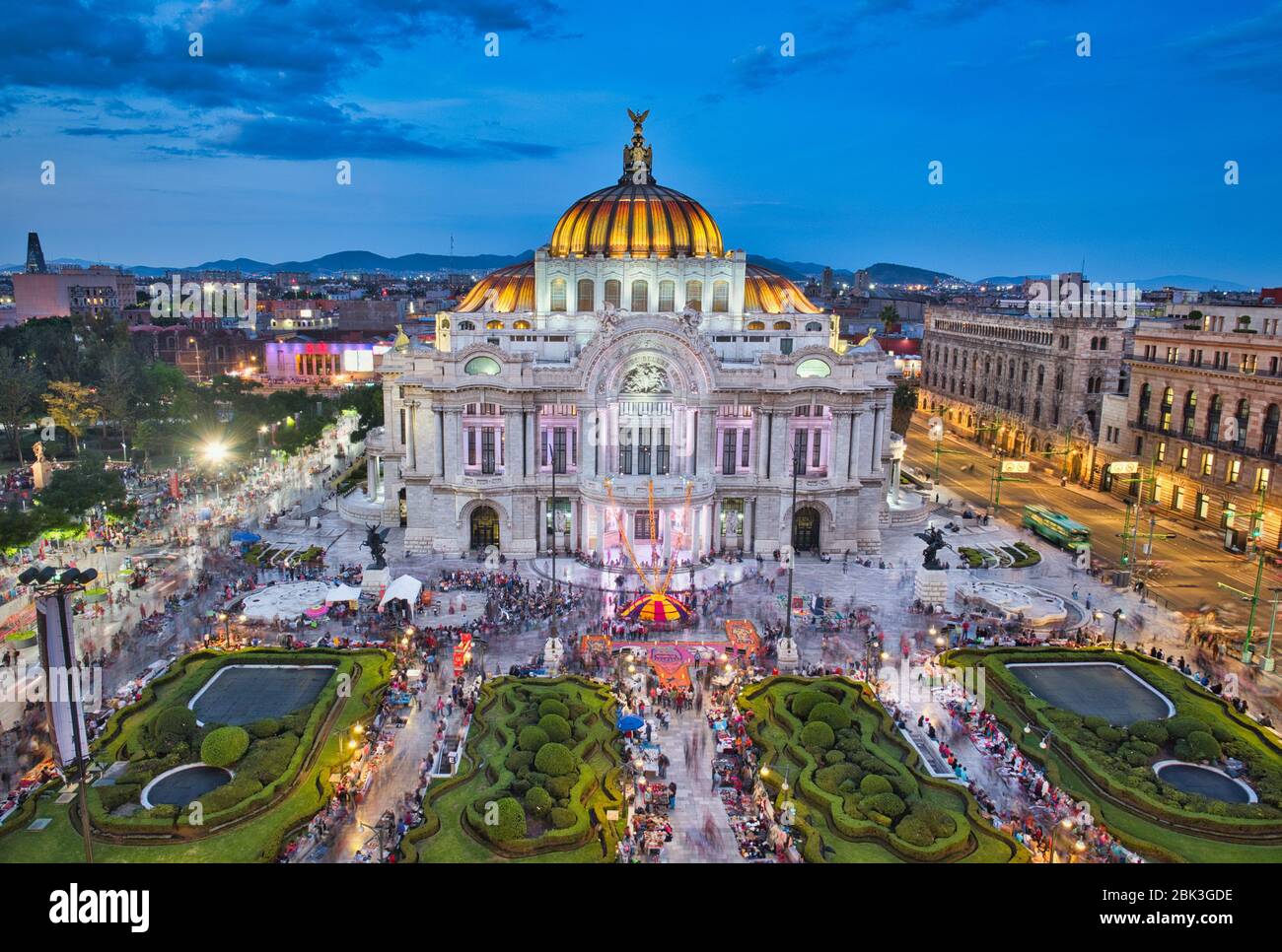 Foto del Palazzo Bellas Artes in Città del Messico all'ora blu Foto Stock