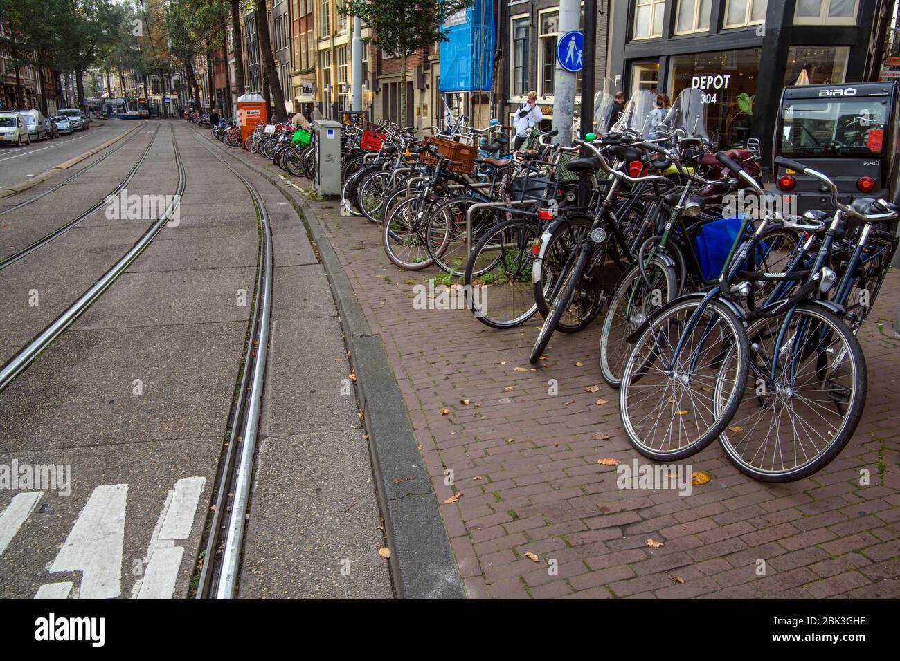 Tram e biciclette parcheggiate, Amsterdam, Olanda del Nord, Olanda Foto Stock
