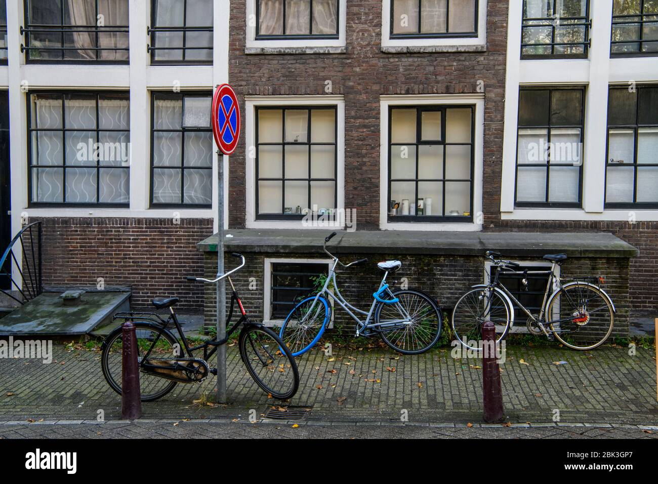 Costruzione esterna e biciclette parcheggiate lungo i canali nella vecchia Amsterdam, Amsterdam, Olanda del Nord, Paesi Bassi Foto Stock