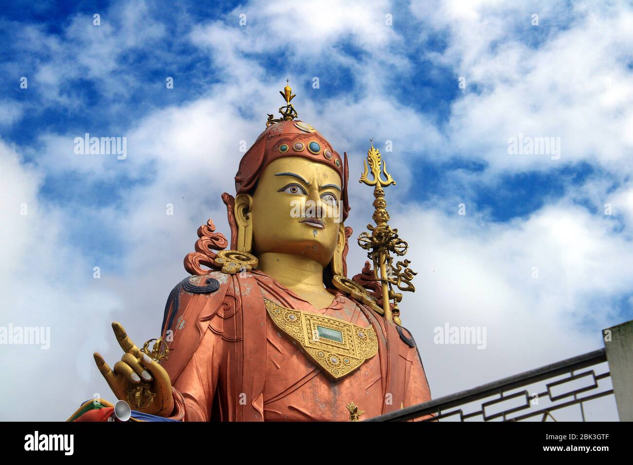 Vista panoramica della statua di Guru Padmasambhava Guru Rinpoche, il santo patrono di Sikkim sulla collina di Sammruptse, Namchi in Sikkim, India. Foto Stock
