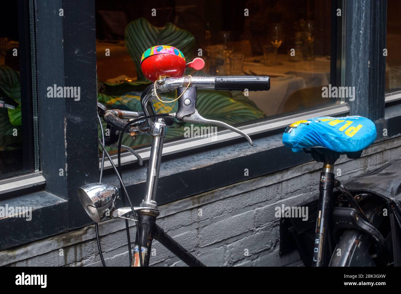 Maniglie per biciclette e suoneria colorata, Amsterdam, Olanda del Nord, Paesi Bassi Foto Stock