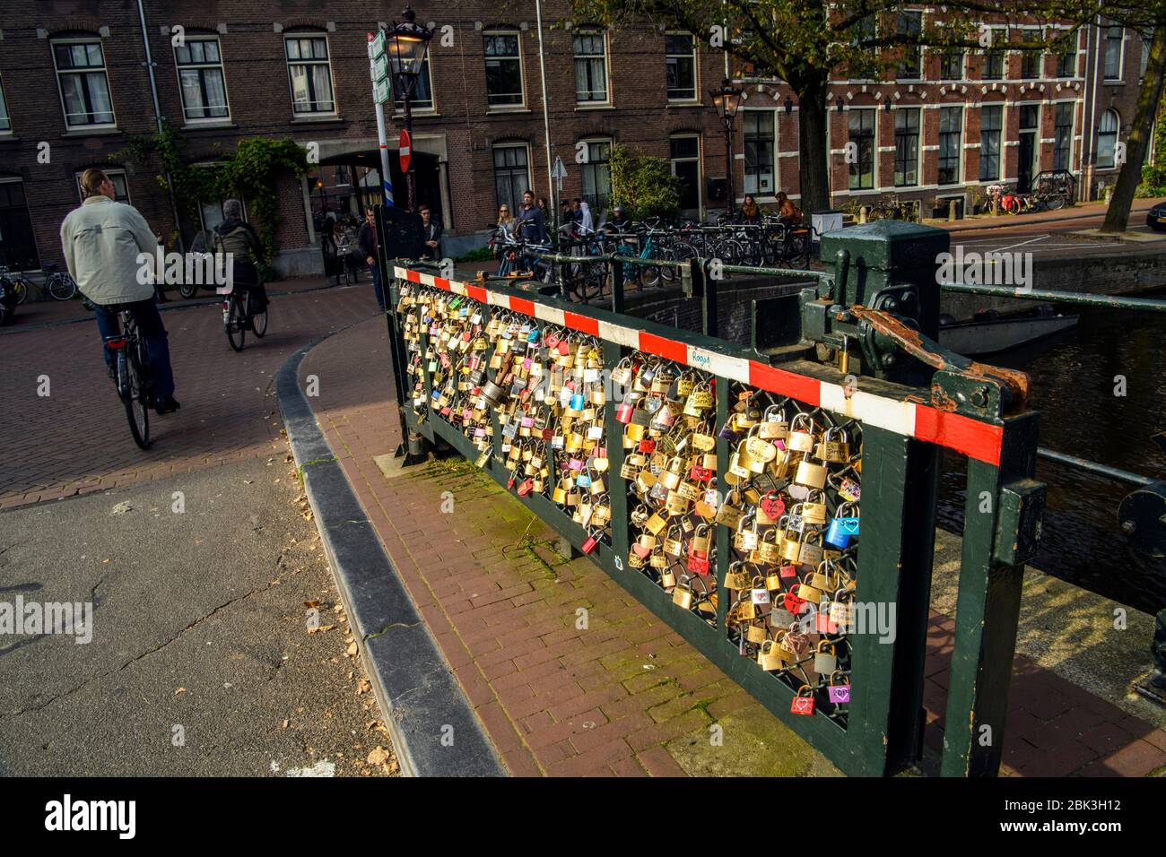 Recinzione sul ponte pedonale passerella con lucchetti d'amore - simbolo di amore undening, Amsterdam, Olanda del Nord, Paesi Bassi Foto Stock