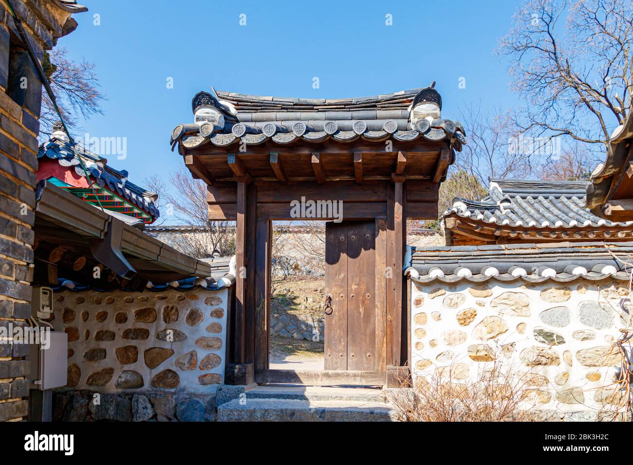 Tradizionale finestra di Hanok. Finestra o porta tradizionale coreana. Foto Stock