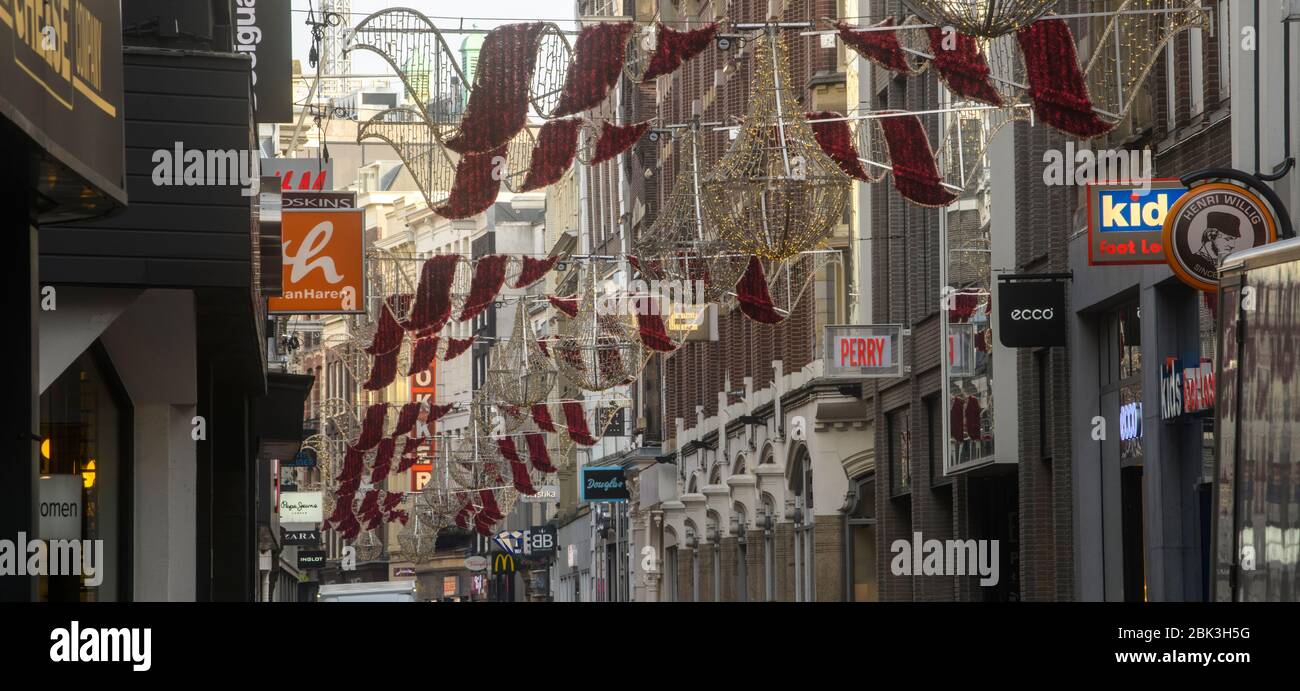 Segni commerciali e decorazioni stagionali in strada, Amsterdam, Olanda del Nord, Paesi Bassi Foto Stock