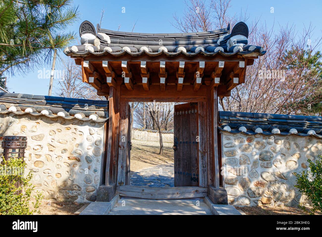 Tradizionale finestra di Hanok. Finestra o porta tradizionale coreana. Foto Stock