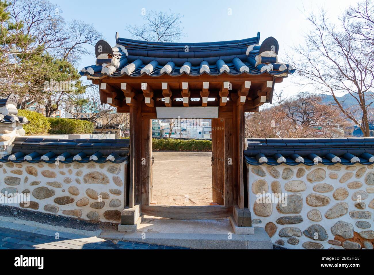 Tradizionale finestra di Hanok. Finestra o porta tradizionale coreana. Foto Stock