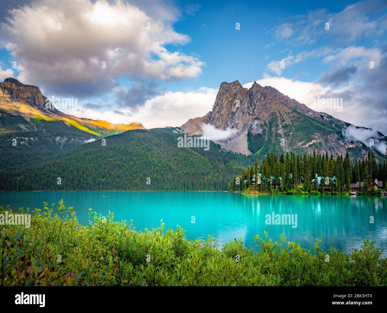 Lago di smeraldo a Yoho NP, British Columbia, Canada Foto Stock