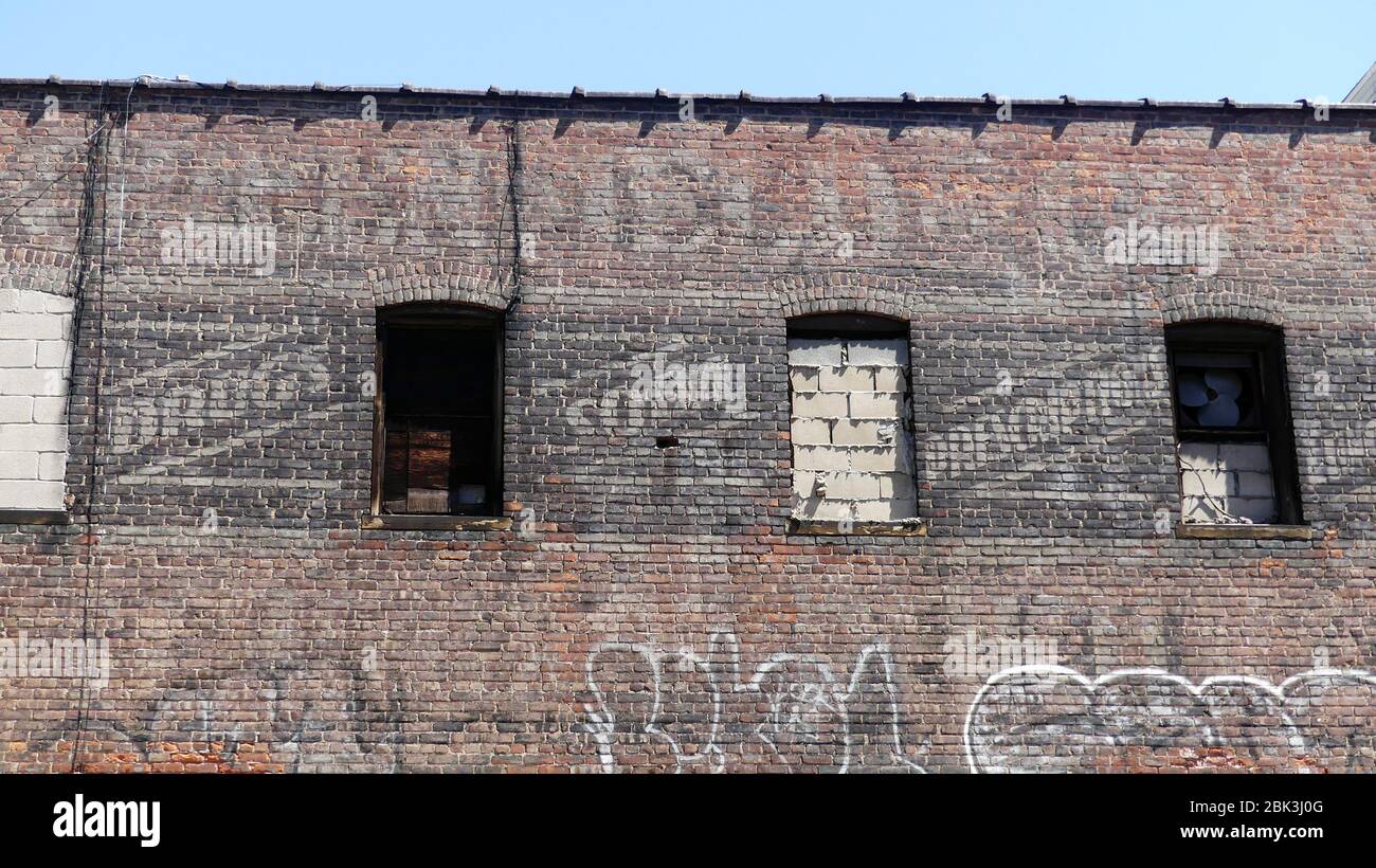 New York, New York, Stati Uniti. 28 Aprile 2020. Farmaci, prescrizioni di soda. Q treno Midtown a Coney Island. Le infezioni pandemiche del VIRUS CORONA confermato hanno raggiunto un milione negli Stati Uniti 28 aprile 2020 Credit: John Marshall Mantel/ZUMA Wire/Alamy Live News Foto Stock