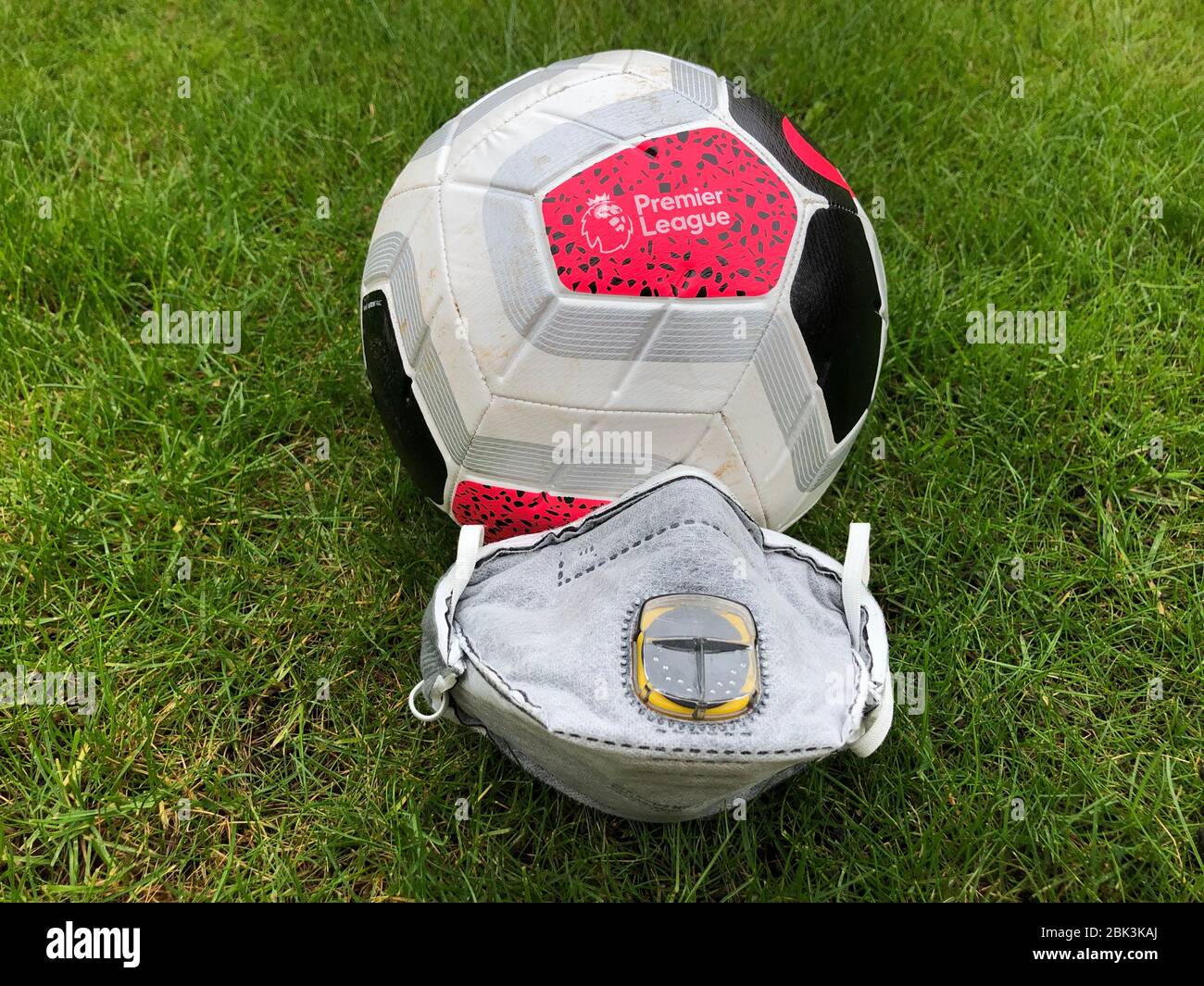 Una squadra di calcio della Premier League è vestita con una maschera facciale PPE. Foto Stock