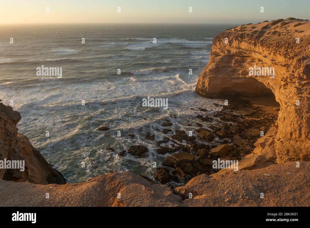 Formazione rocciosa sulla costa atlantica nel sud del Marocco Foto Stock