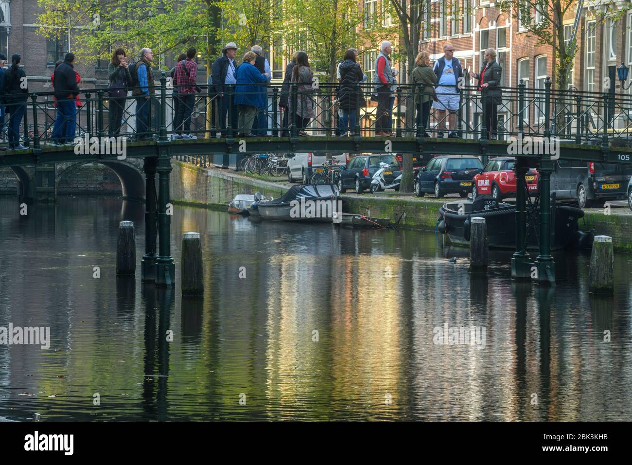 Riflessioni sui canali - autunno - nel quartiere universitario di Amsterdam, Olanda settentrionale, Olanda Foto Stock