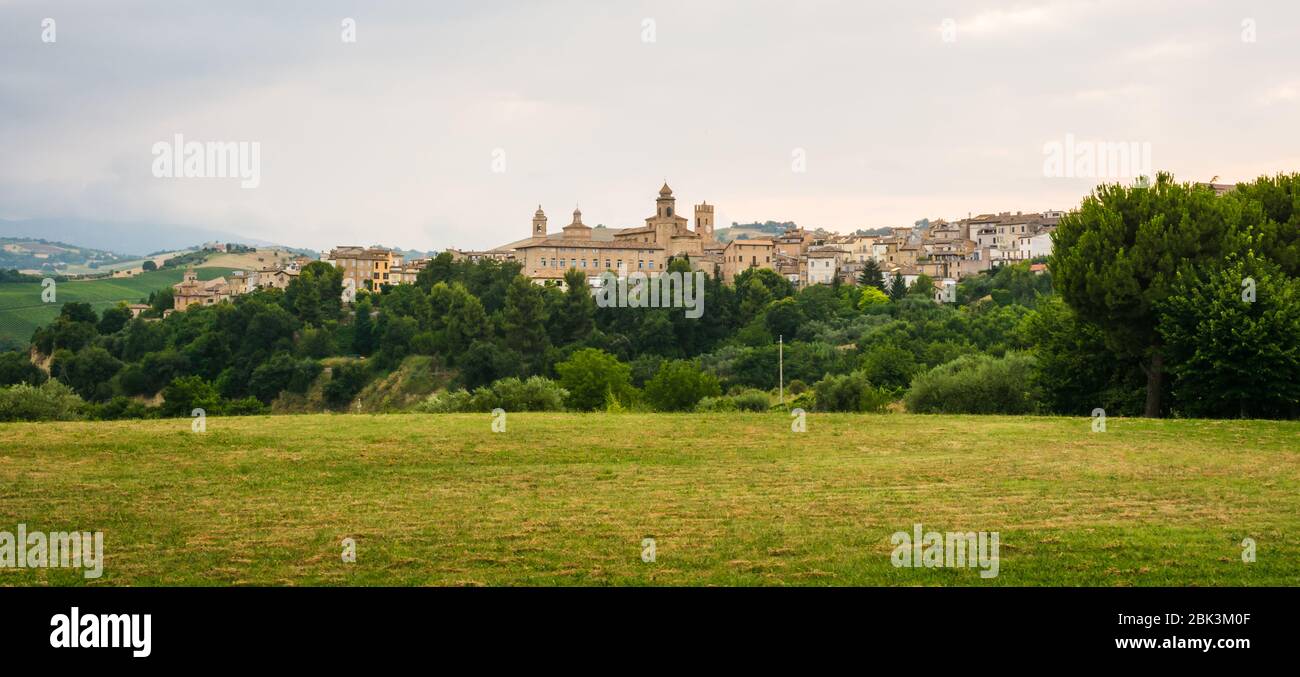 Offida, antico borgo delle Marche. Offida è il più bel villaggio d'Italia. Foto Stock