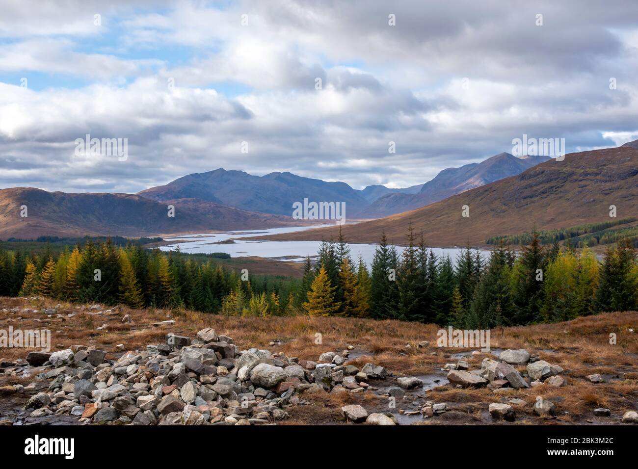 La vista a ovest sopra Loch Garry, Lochaber, regione delle Highlands, Scotland, Regno Unito Foto Stock